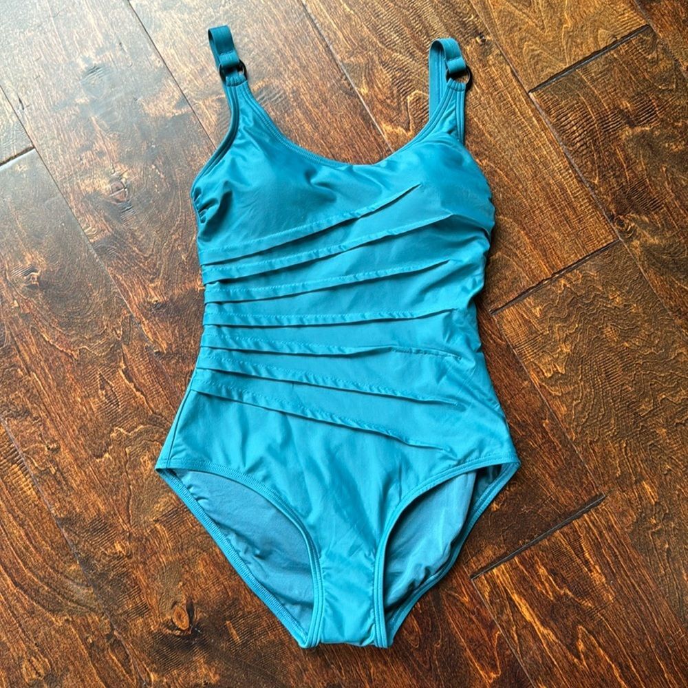 NWOT DKNY Starburst One-Piece Swimsuit Women’s Size Small -hygienic liner intact